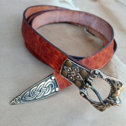 Ceinture médiévale avec boucle en bronze