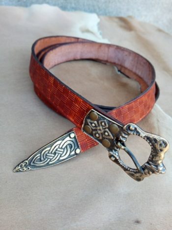 Ceinture médiévale avec boucle en bronze