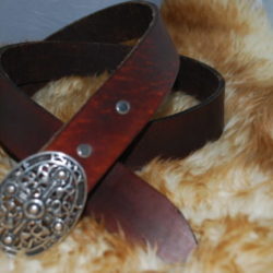 ceinture chocolat et boucle tortue