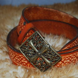 ceinture tan et boucle laiton croix